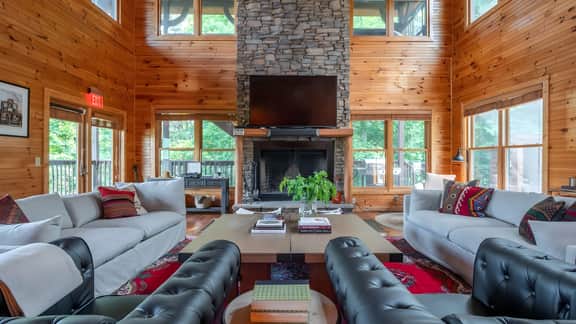 Hickory Ridge by AvantStay | Sleeps 20! Incredible Private Elevated Cabin