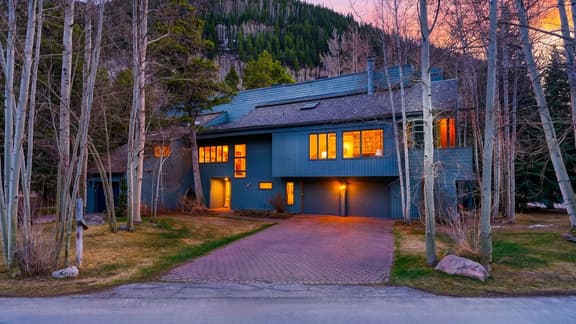 Aspen Grove by AvantStay | Cozy Mountain Retreat • Hot Tub Near Skiing + Hiking